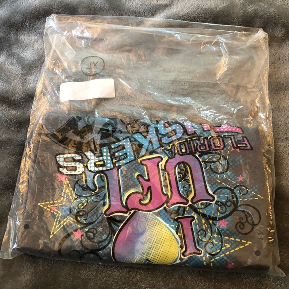 🤸‍♀️NWT Grey UFL Huskers T-Shirt🤸 - Picture 4 of 5